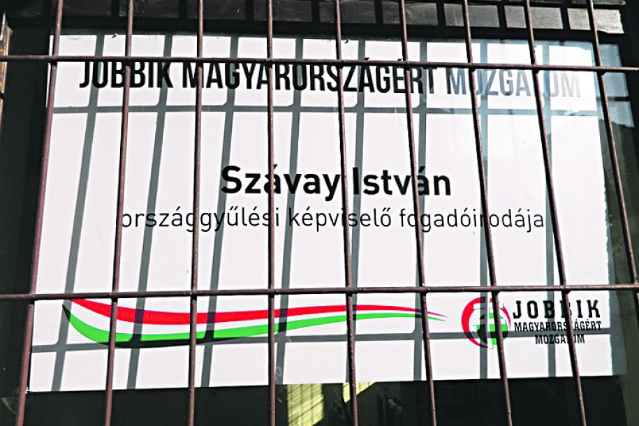 Komunisti protiv kancelarije Jobika u Senti