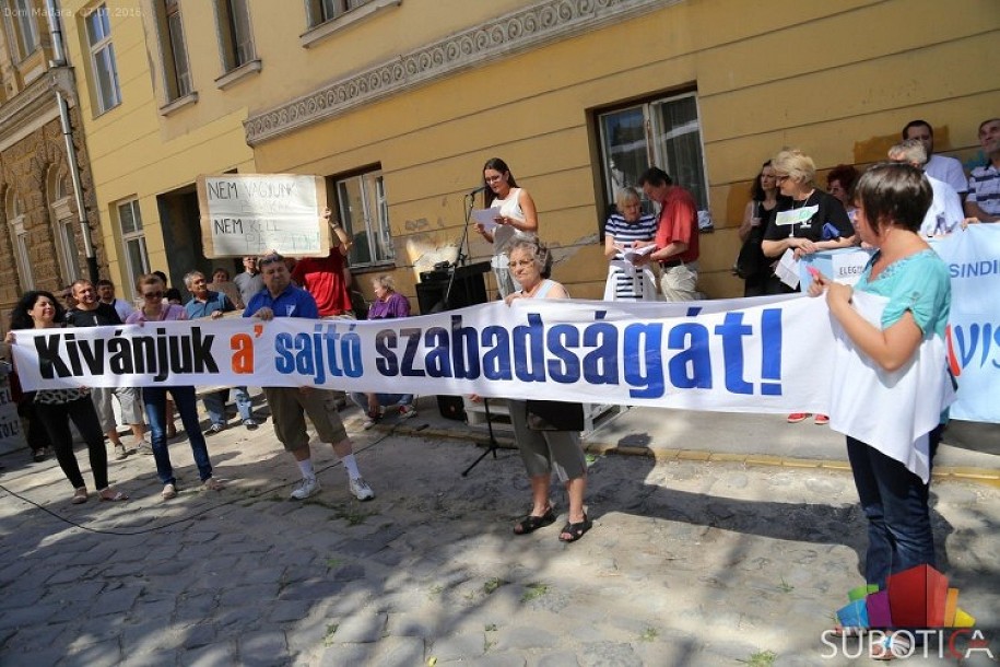 Protest novinara „Mađar Soa“ i „Het Napa“