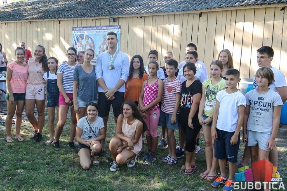 Veslač Martin Mačković medalju sa Svetskog prvenstva pokazao prvo najmlađima u klubu
