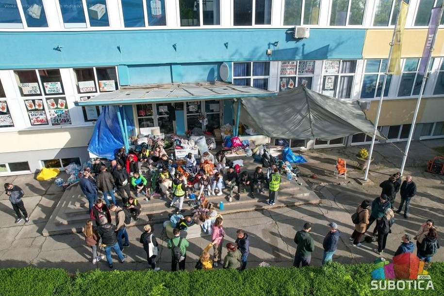 Studenti VTŠ prenoćili ispred ustanove, traže da uđu unutra - insistiraju na blokadi, škola odgovara - prelazimo na onlajn