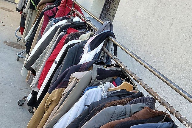 Podela polovne garderobe u subotu u dvorištu MZ "Bajnat"