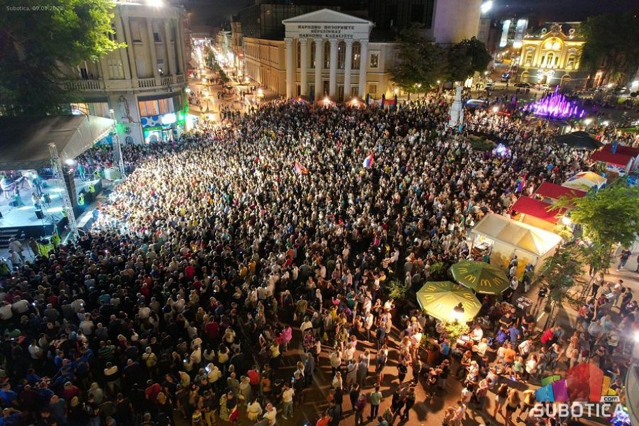 Održan koncert Baje Malog Knindže na prepunom Trgu