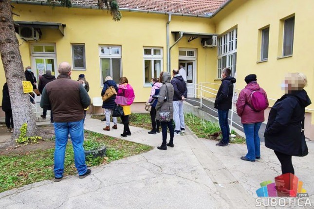 Više lekara u Respiratornoj ambulanti u Harambašićevoj