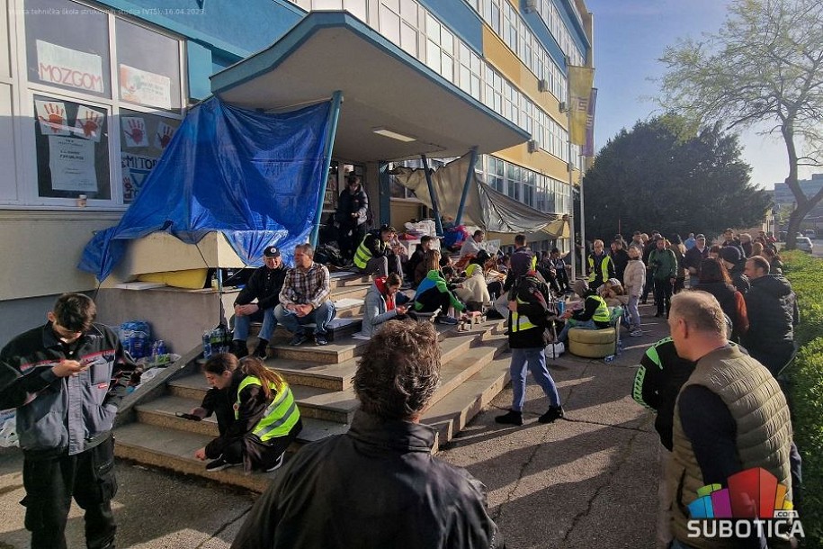 Studenti VTŠ obustavili fizičku blokadu, ali poručuju da borba nije završena