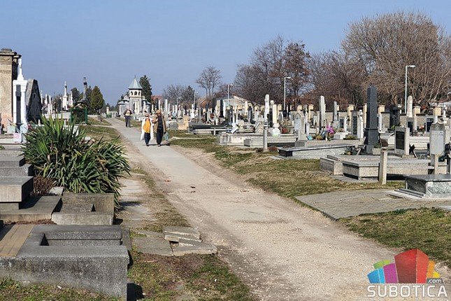 Završne pripreme uređenja groblja uoči verskih praznika