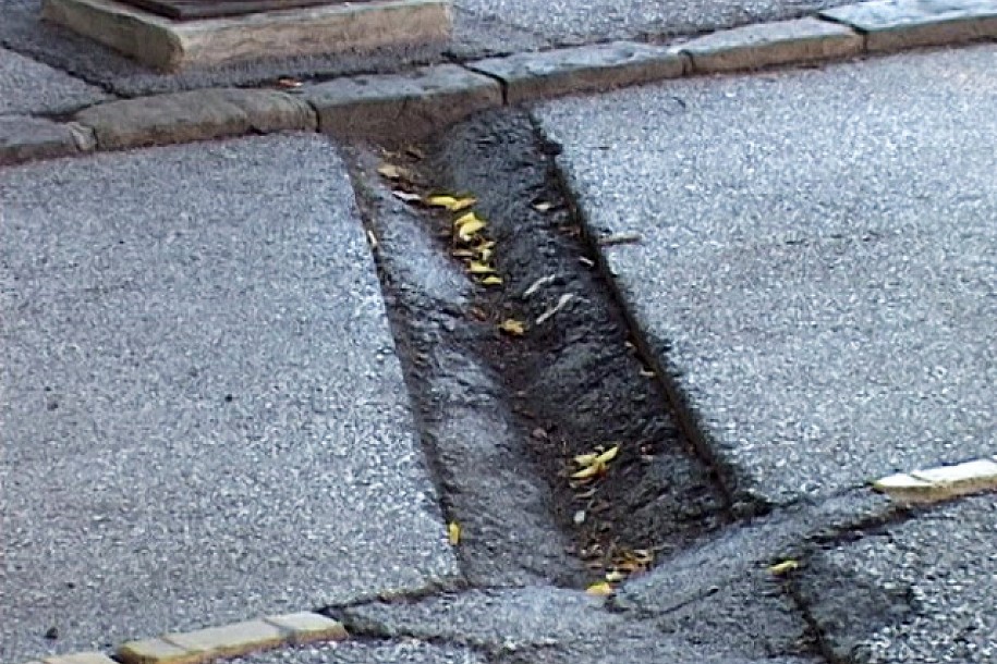 Rupa na trotoaru