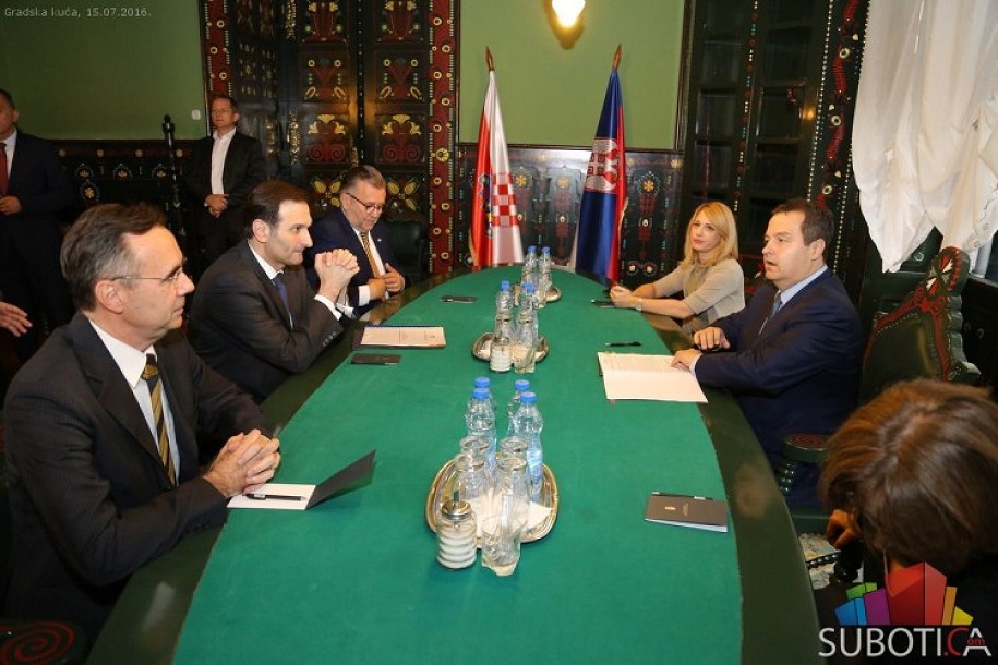 Šefovi diplomatije Srbije i Hrvatske na godišnjici DSHV