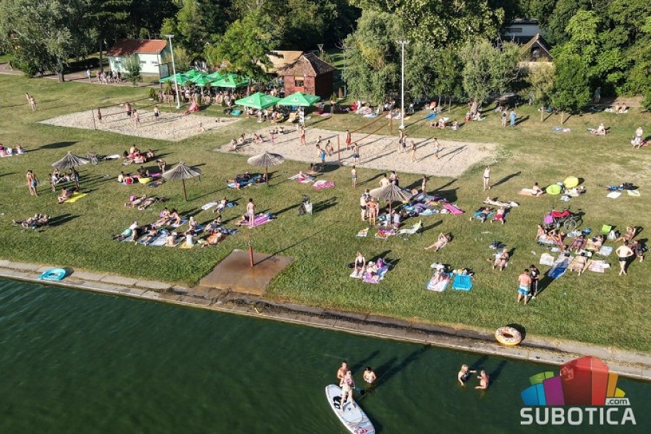 Brojni sugrađani za vikend na Paliću, stručnjaci upozoravaju da jezerska voda nije preporučljiva za kupanje
