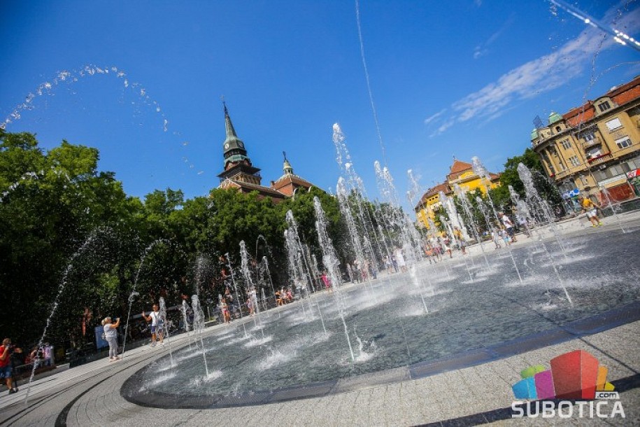 Puštena u rad nova fontana na rekonstruisanom Trgu