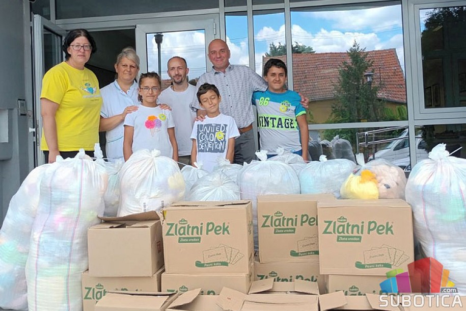 Humanitarno udruženje "Anđeli severa" doniralo garderobu i slatkiše korisnicima "Kolevke"