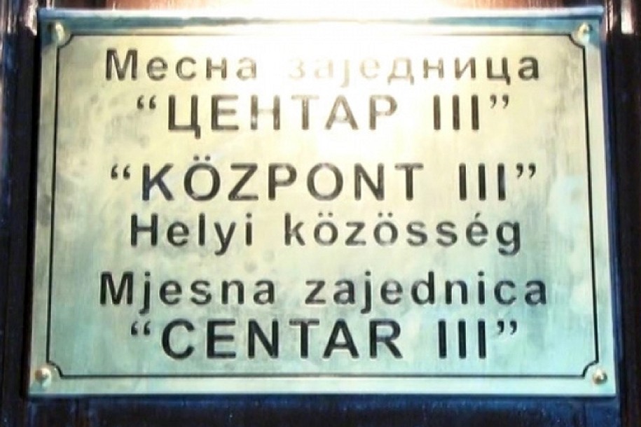 Postavljena trojezična tabla u MZ Centar III