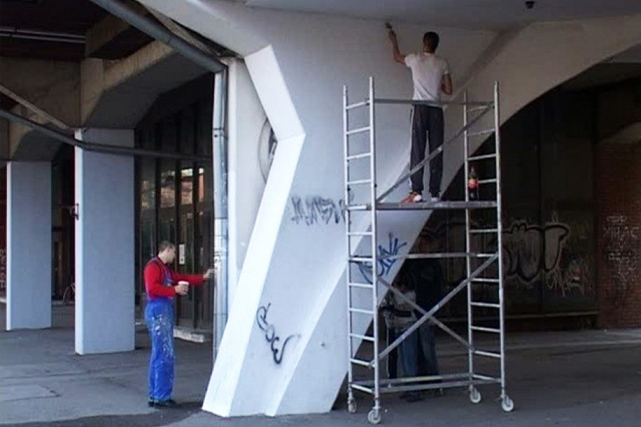Učenici Politehničke škole krečili grafite u centru grada