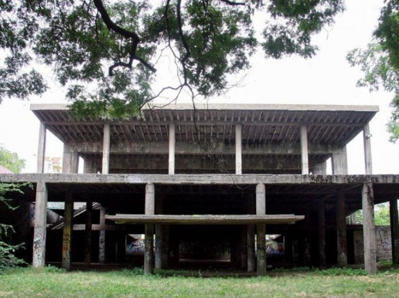 Javna nabavka za rušenje skeleta iza Otvorenog univerziteta