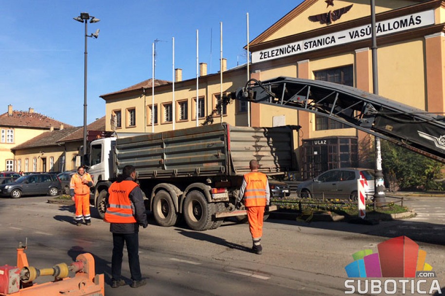 U toku nanošenje novog asfalta u ulici Bose Milićević