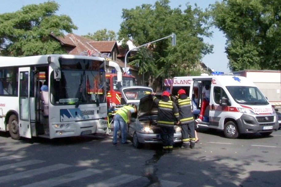 Sudar automobila i autobusa