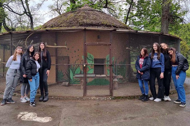 Učenice tekstilnog smera HTSŠ bojama ukrasile nekoliko objekata Zoološkog vrta