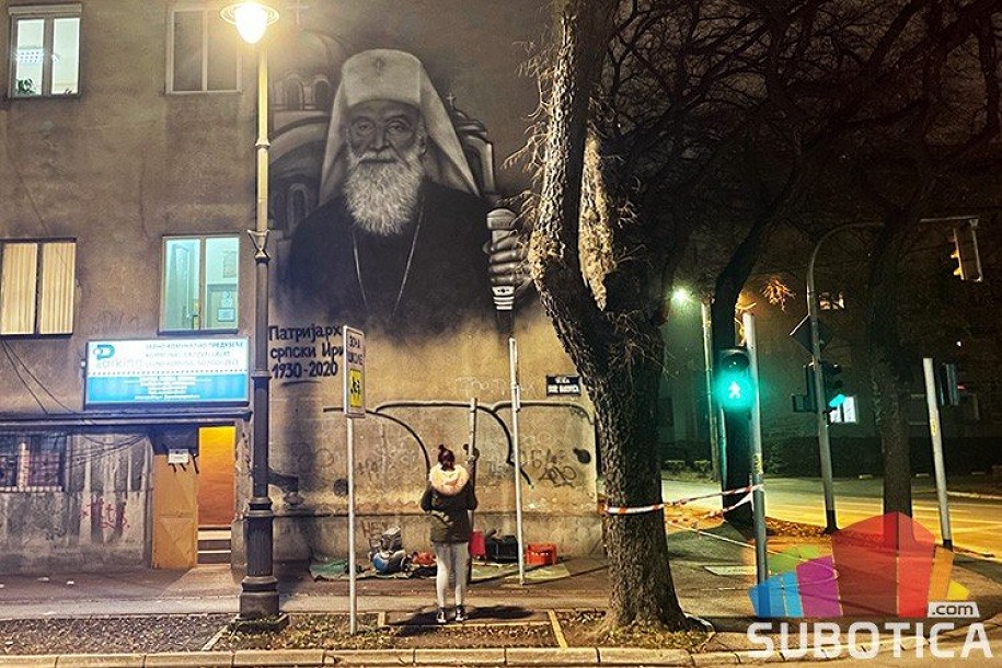 Mural u čast patrijarhu Irineju na zgradi u Đure Đakovića