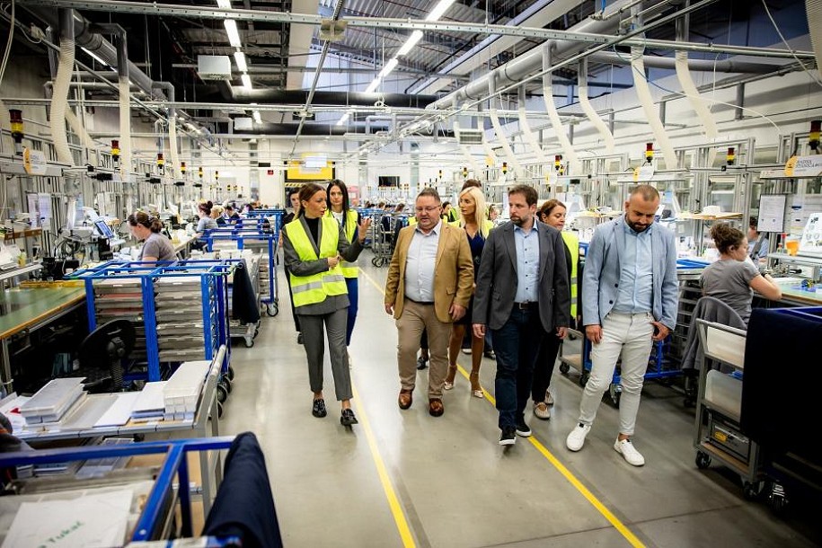 „Swarovski“ planira širenje proizvodnje, ministarka privrede obišla pogon i razgovarala sa rukovodstvom fabrike