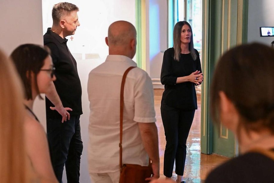 Kustosko vođenje kroz izložbu „Ja volim i umetnost drugih“ u Savremenoj galeriji