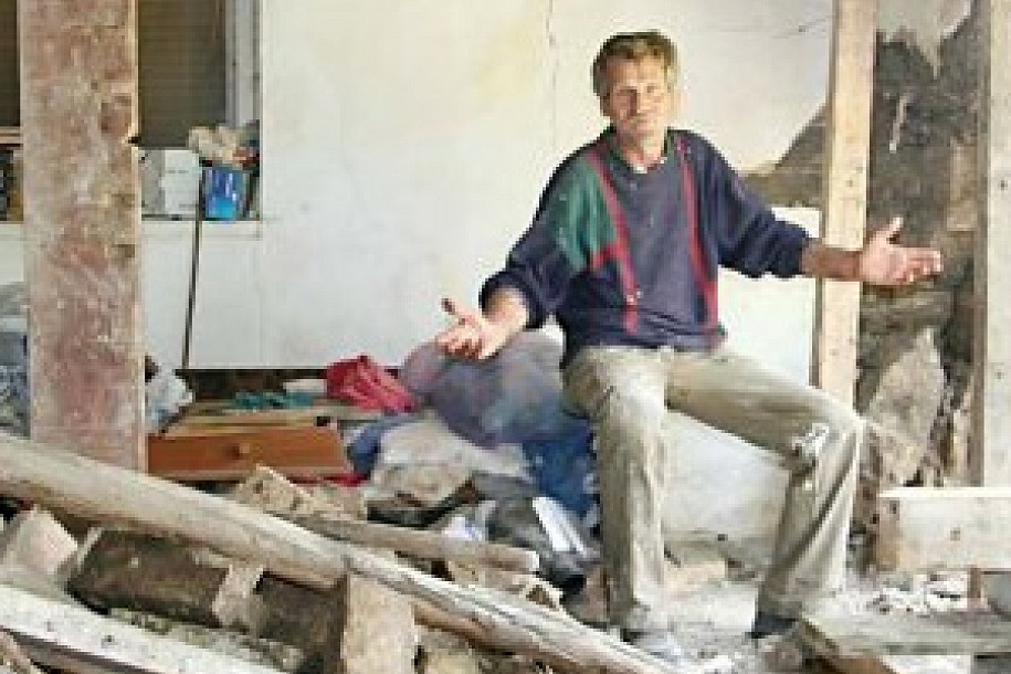 Spava u štali dok mu lopovi pustoše kuću