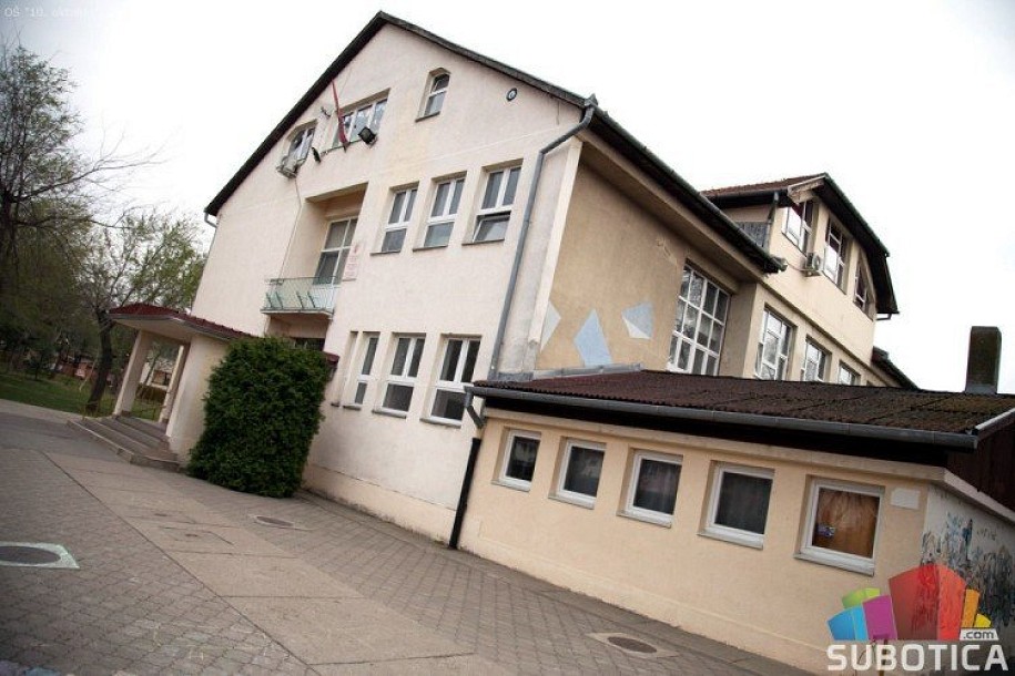 Deo učenika prelazi na onlajn nastavu, pomera se zimski raspust