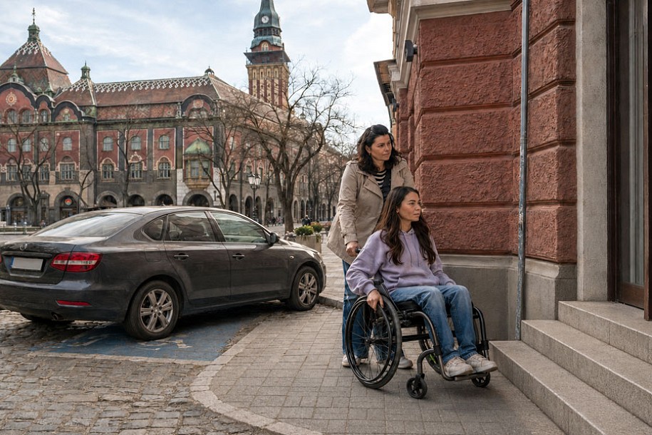 „Neprilagođeni“: Život osoba sa invaliditetom iza prepreka koje društvo i dalje ne vidi