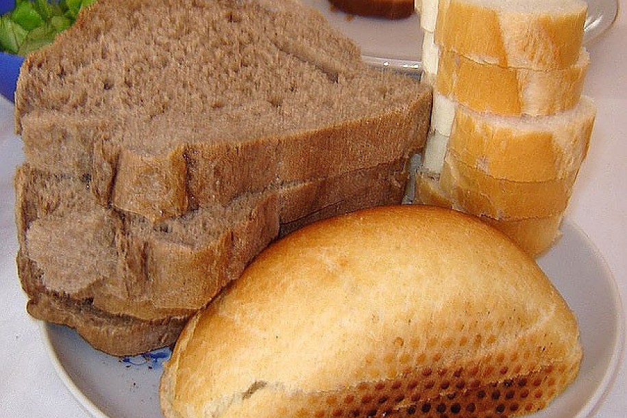 Crnomanjasti crni hleb