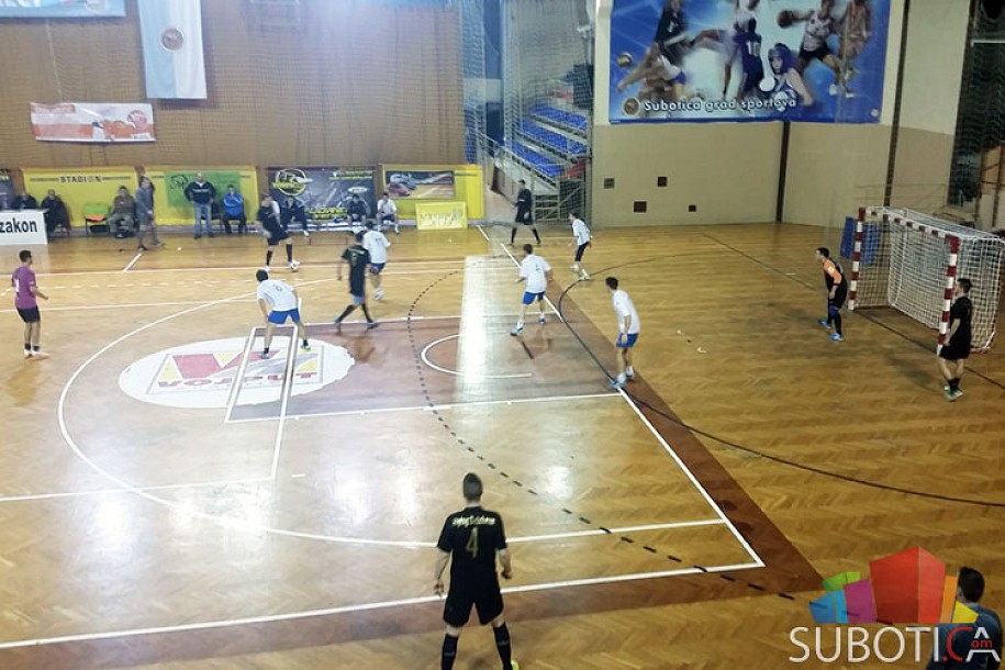 Četiri ekipe za vikend u borbi za trofej 42. Novogodišnjeg turnira u malom fudbalu