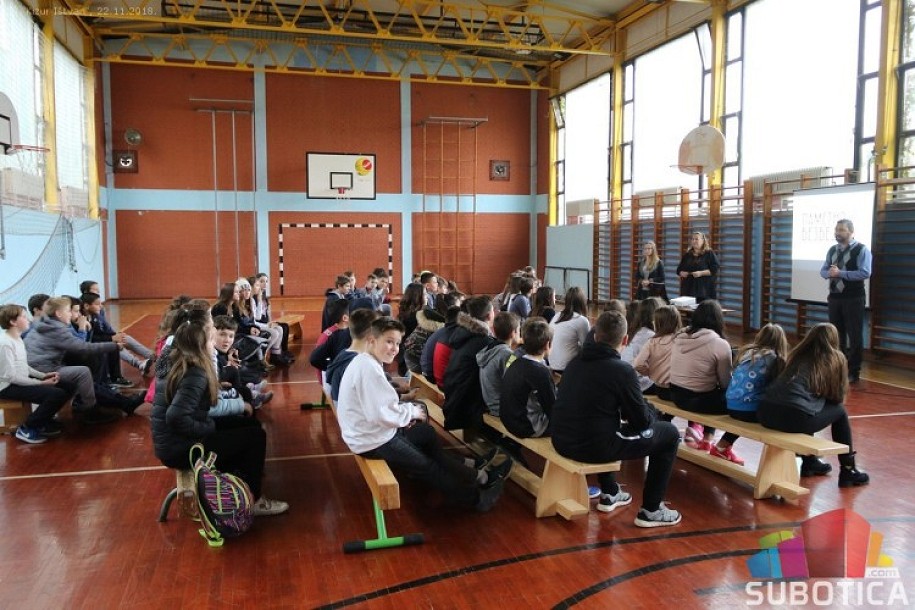 Deca slušala o pretnjama koje dolaze sa interneta