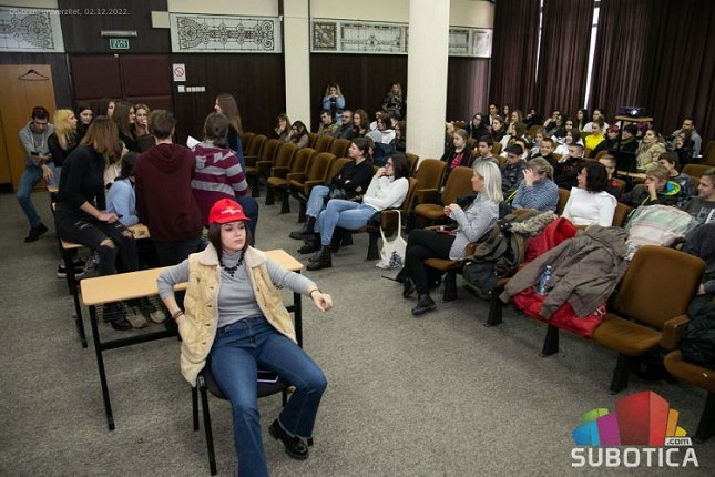 Koje pritiske trpe "influenseri"? - zajednička predstava đaka Školskog centra i Politehničke škole