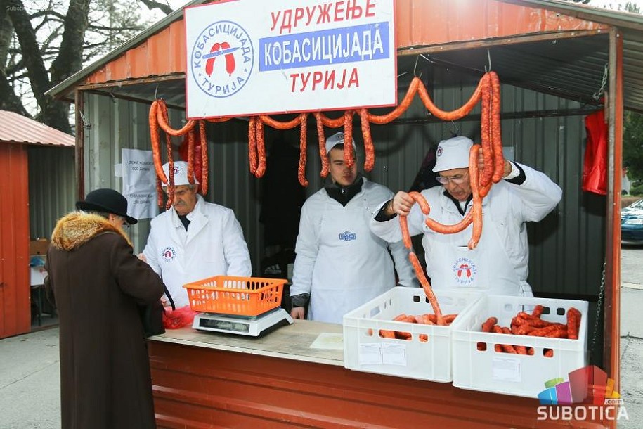 Udruženje "Kobasicijada" iz Turije doniralo kobasice Crvenom krstu