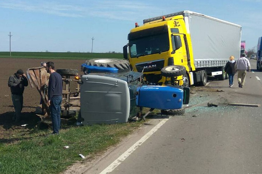 Kamion naleteo na traktor, jedna osoba lakše povređena