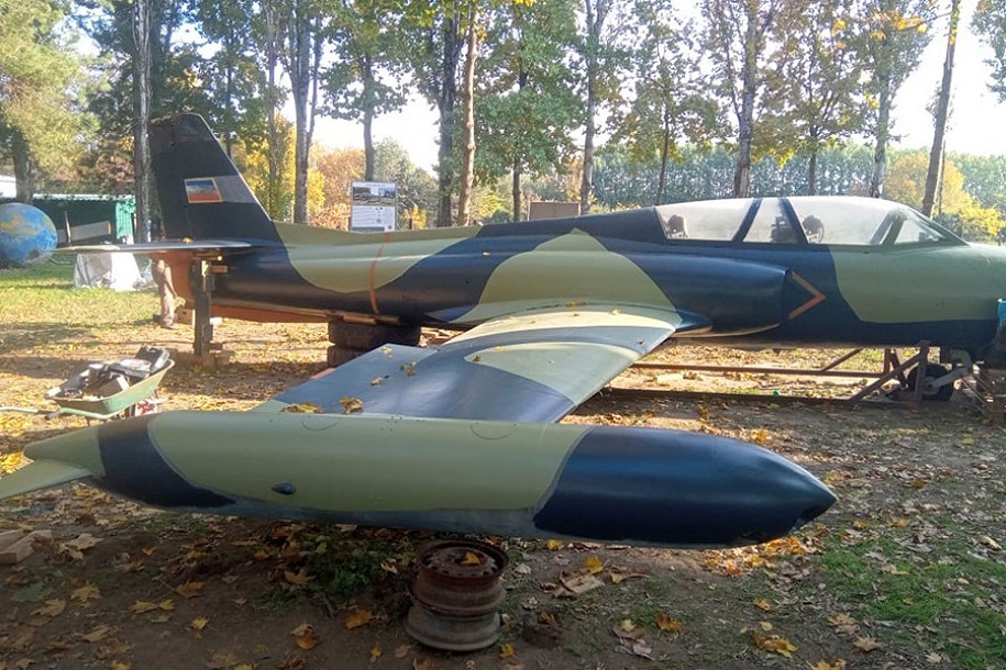 Mini Jugoslavija proslavlja Dan SFRJ izložbom muzejskog primerka aviona "Soko-jastreb NJ-21"