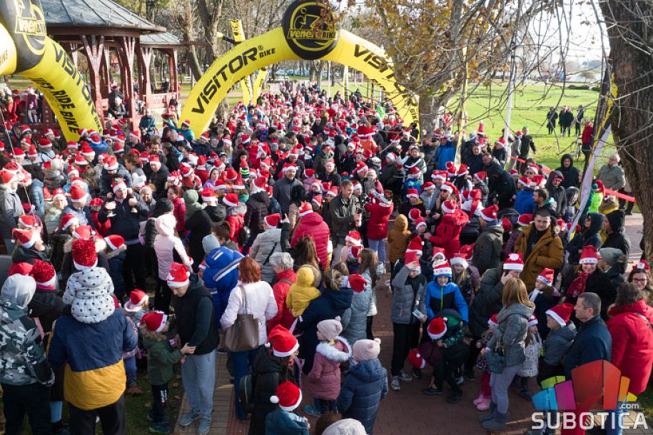 Nikad masovnija Trka Deda Mrazeva na Paliću okupila oko 3.000 učesnika