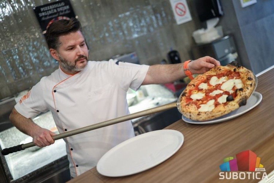 Burger i pica bar "Fabrika" - autentične napolitanske pice, šmek Italije na severu Bačke