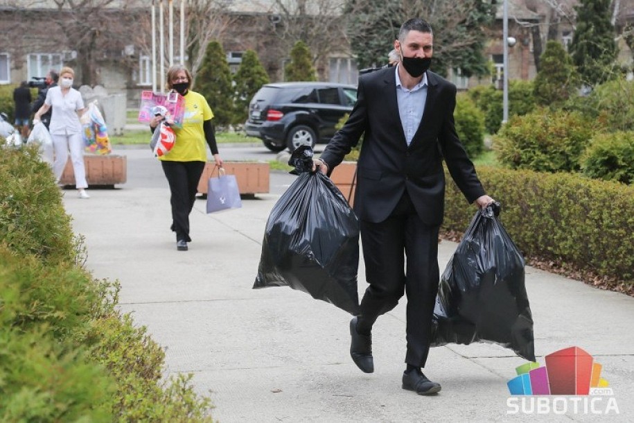 Humani sugrađani donirali igračke za mališane na Odeljenju pedijatrije