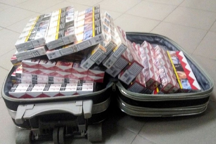 "Mravlji šverc" ne posustaje, otkriveni koferi puni krijumčarenih cigareta