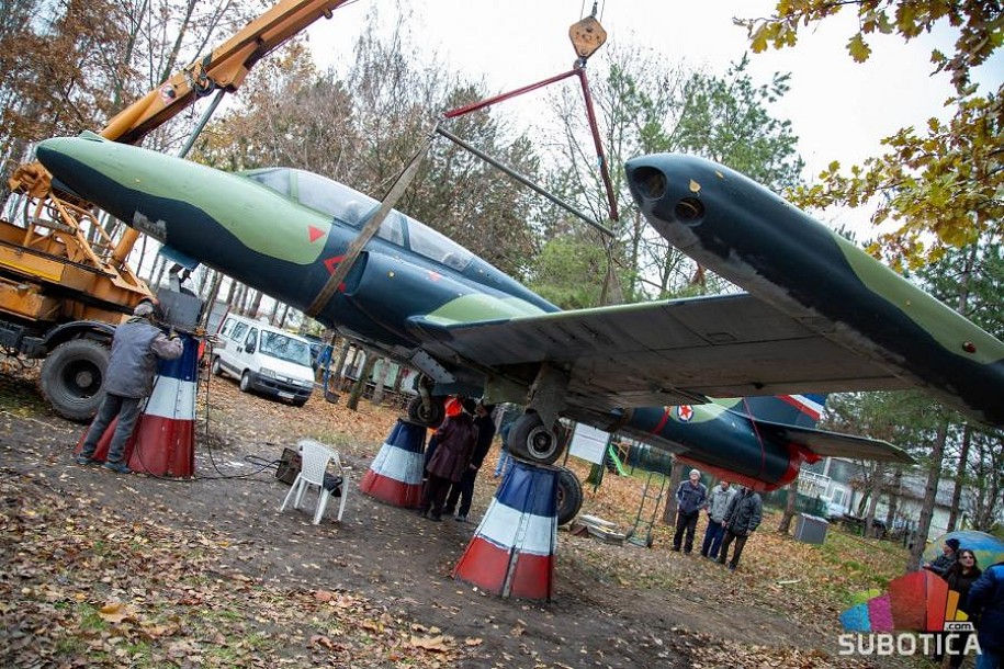 Dan SFRJ u Mini Jugoslaviji obeležen postavljanjem muzejskog eksponata aviona "Soko Jastreb NJ-21"