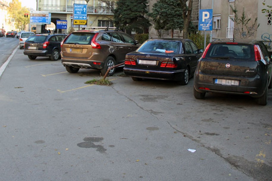 Oprez kod parkiranja na početku ulice Maksima Gorkog