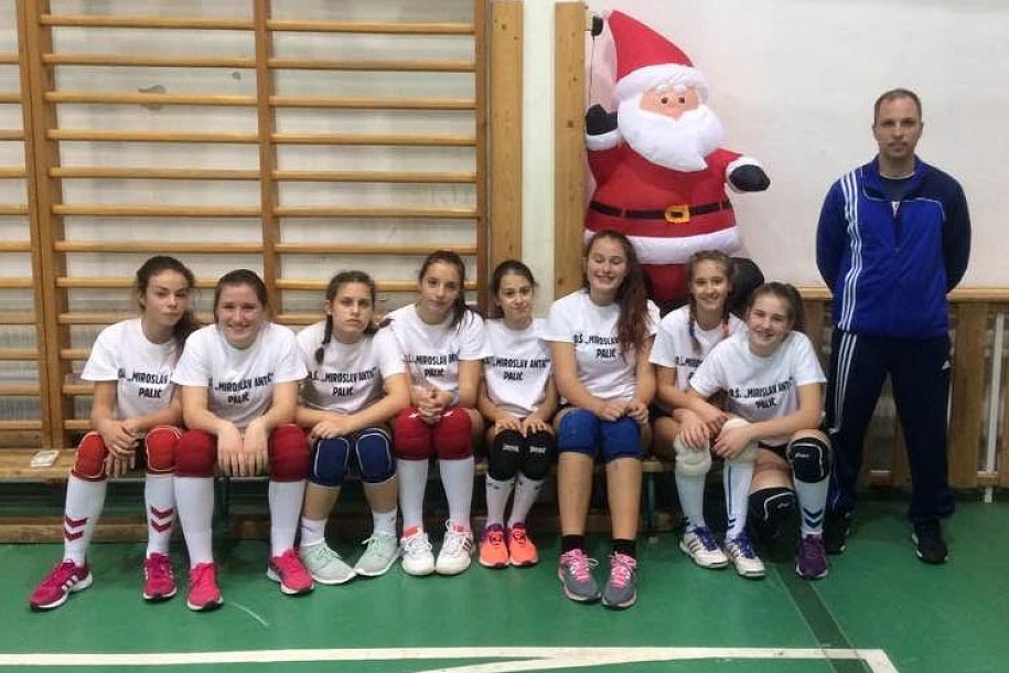 Učenice OŠ "Miroslav Antić" sa Palića najbolje na odbojkaškom turniru u Debrecenu