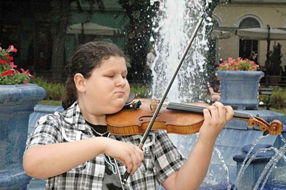 Uspeh mladog violiniste Kristijana Juhasa na Međunarodnom festivalu u Sremskoj Mitrovici