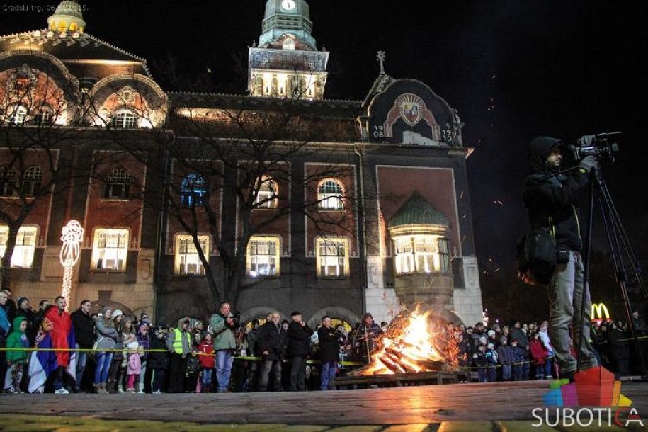 Osvešten i naložen badnjak uz pesmu, igru i veselje