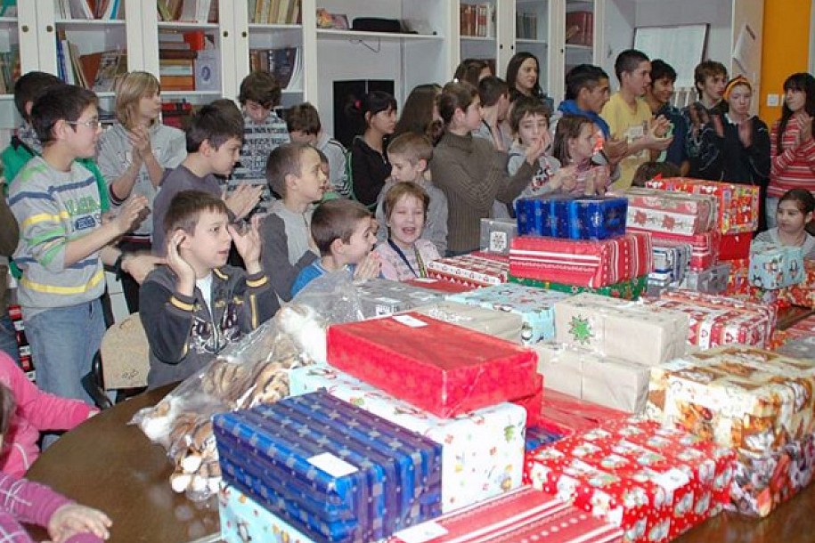 Božićni pokloni i želje iz Mađarske za subotičke đake