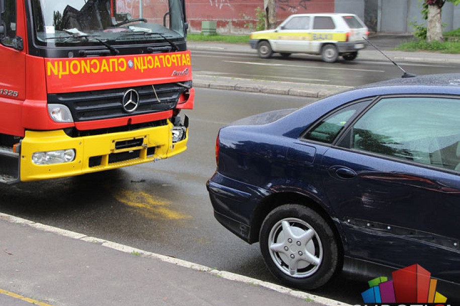 Lakša saobraćajka između vatrogasnog vozila u intervenciji i putničkog automobila
