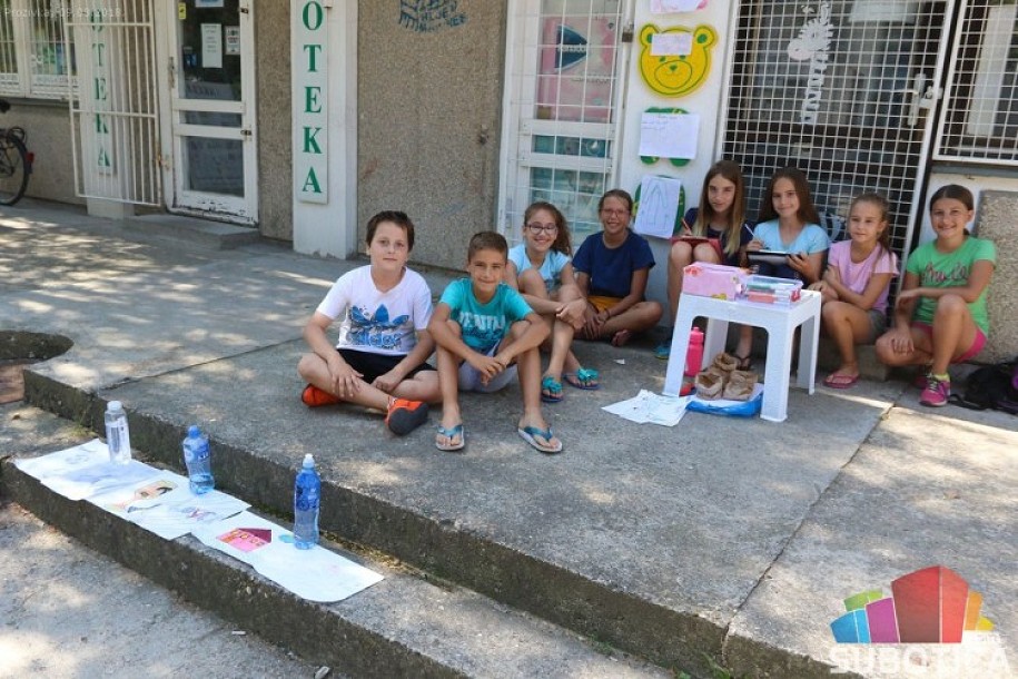 Oni su "slikari novog veka" - deca prodaju crteže i daju novac u humanitarne svrhe