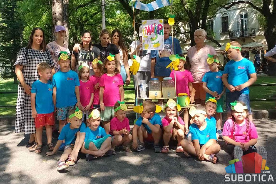 Mališani iz PU "Naše nade" prodajom limunade pomažu deci sa autizmom