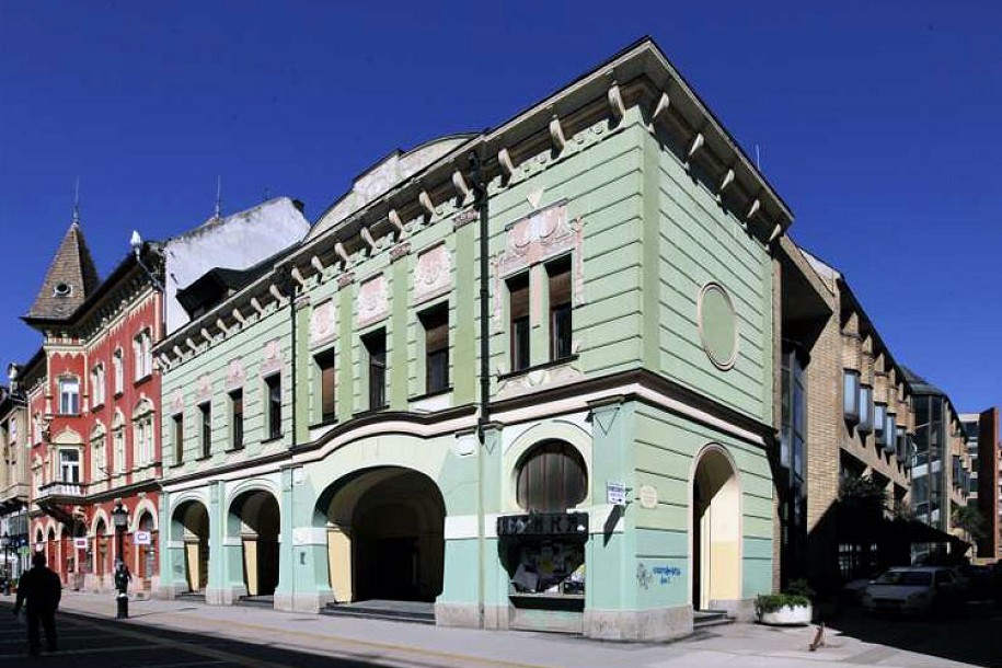 Kafić, kuglana, teretana i hostel u zgradi Doma vojske