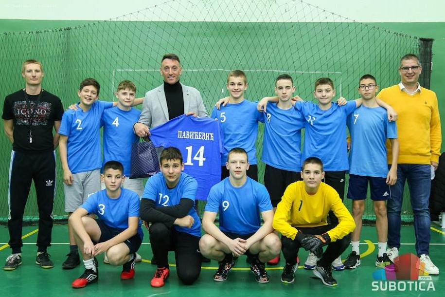 Fudbaler Savo Pavićević poručio osnovcima da obrazovanje i sport moraju ići zajedno