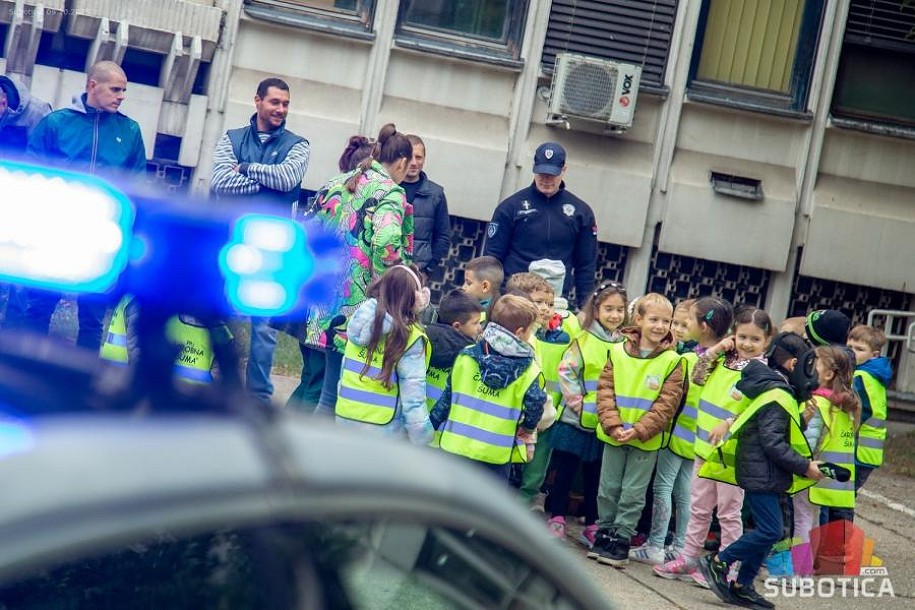 Mališani zavirili u svet policije