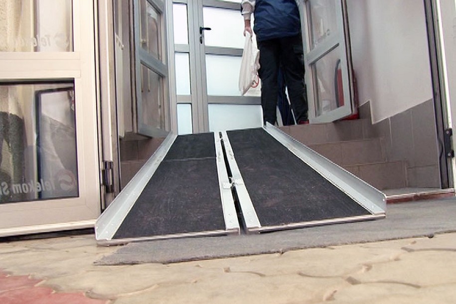 Puštena u rad rampa za invalide na ulaz Telekomove poslovnice u Prvomajskoj